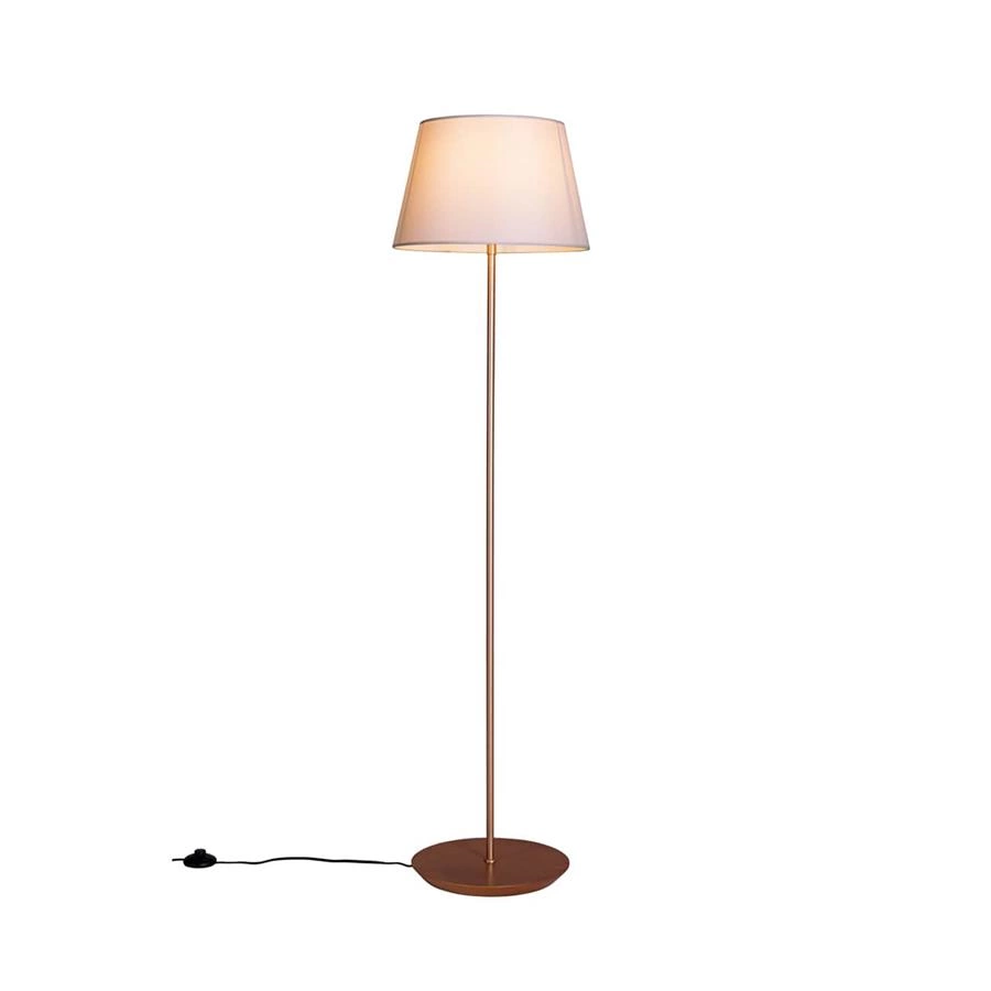 luminária de piso em metal e cúpula em linho slim