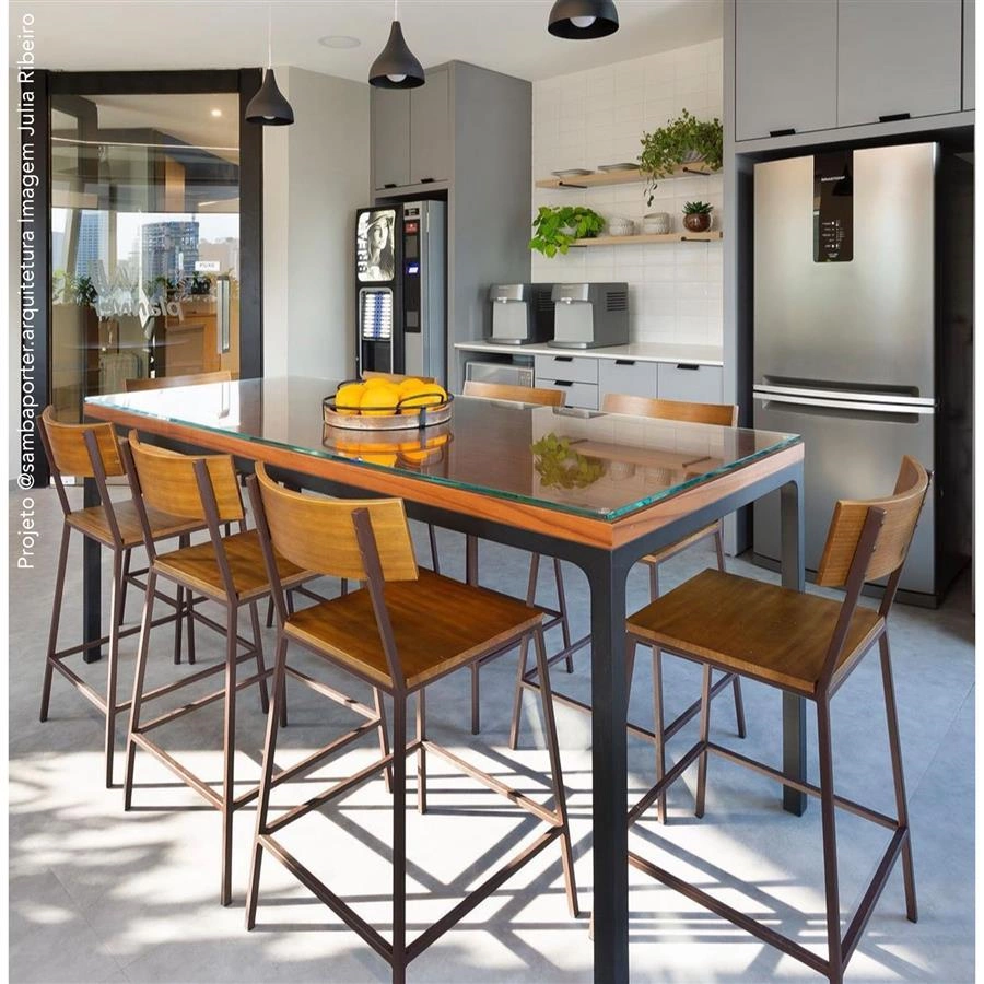 banqueta com encosto em metal e madeira maciça mescla