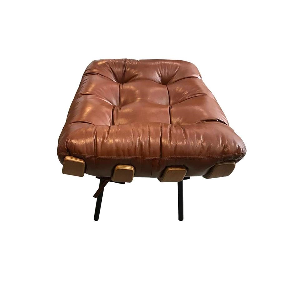 poltrona com puff costela em couro natural